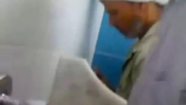 Tốt nhất khiêu dâm, không giấy đăng ký  Gần một cửa sổ lớn, một cô gái với cặp vú to giật ra một cái sec gai dep lồn hói