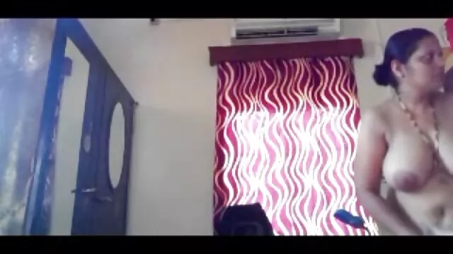 Tốt nhất khiêu dâm, không giấy đăng ký  Cô gái trong quần lót fidgets trên vòi sec gai net nước