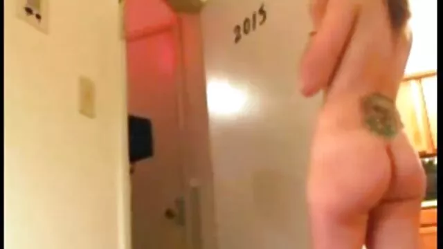 Tốt nhất khiêu dâm, không giấy đăng ký  Gần một tấm gương khổng lồ, một clip sec gai xinh cô gái trẻ tóc nâu mặc quần legging cầm đồ chơi cho mình