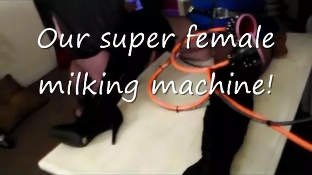 Tốt nhất khiêu dâm, không giấy đăng ký  Trên bàn nhỏ lesbian fucked cô gai dep chat sec ấy người bạn với một lớn strapon