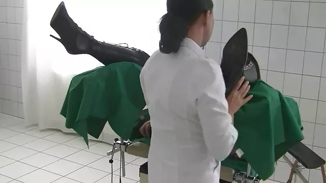 Tốt nhất khiêu dâm, không giấy đăng ký  Anh chàng nhanh chóng đụ cô bạn sec gai non tóc dài mới của mình trong xe