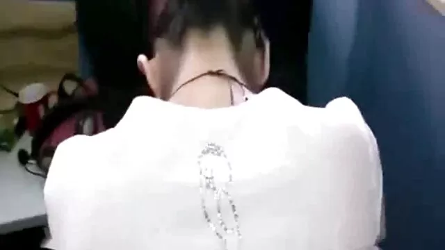 Tốt nhất khiêu dâm, không giấy đăng ký  Một người đàn ông trong đồng phục đặt một cô gái trẻ trên ung phim sec hang dep thư và chị trong đít